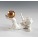 Putto mit Kugel. Kleine Figurine, weiß und golden. Lorenz Hutschenreuther Selb, Mitte 20. Jh. L 6