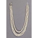 Dreireihige Perlenkette. Akoya-Zuchtperlen in Verlaufform. Silberschloss. L 37,5 cm