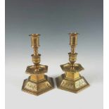 Paar Historismus-Kerzenleuchter. Bronze. H 21 cm
