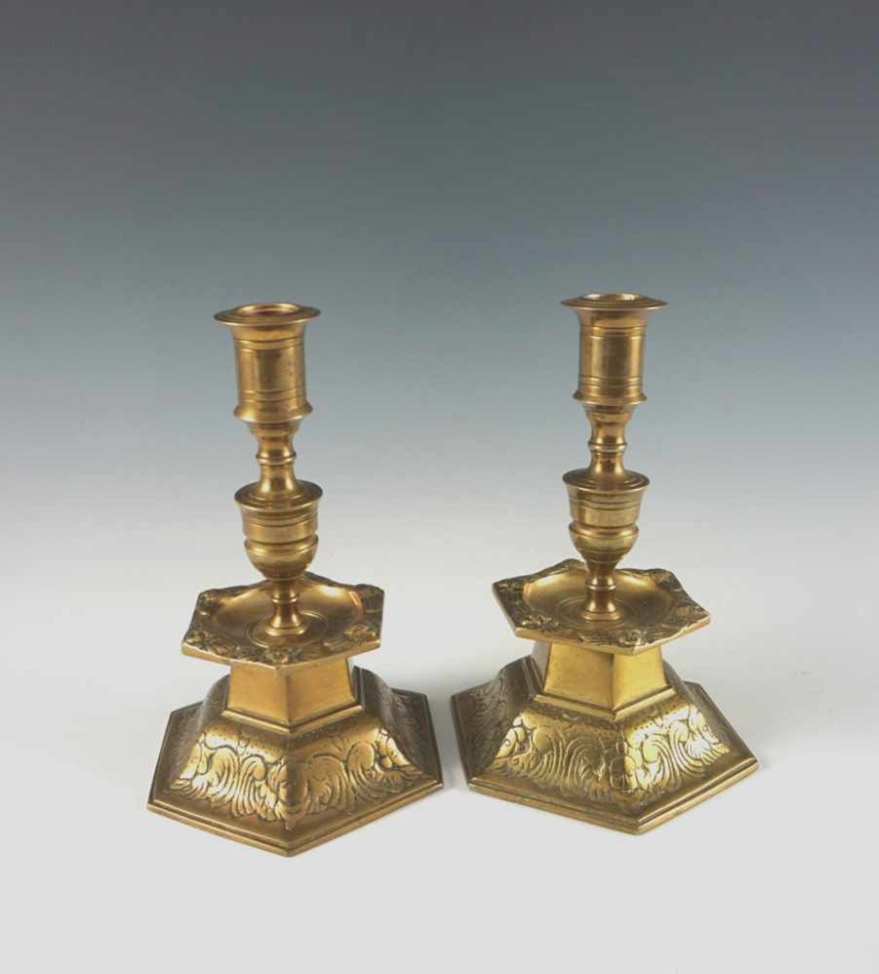 Paar Historismus-Kerzenleuchter. Bronze. H 21 cm