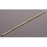 Prachtvolles Brillantarmband, sog. Tennisarmband. 30 Brillanten ca. 12,56 ct. Fassung 18 ct. GG. L