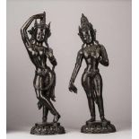 Zwei Boddhisattvas. Männlicher und weiblicher Aspekt. Tribhanga Asana. Vitarka Mudra. Reich