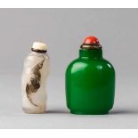 Zwei Snuffbottles. Zur einen: Achat mit Reliefschnitzerei: Fledermaus auf Bambus (Glückssymbol). H