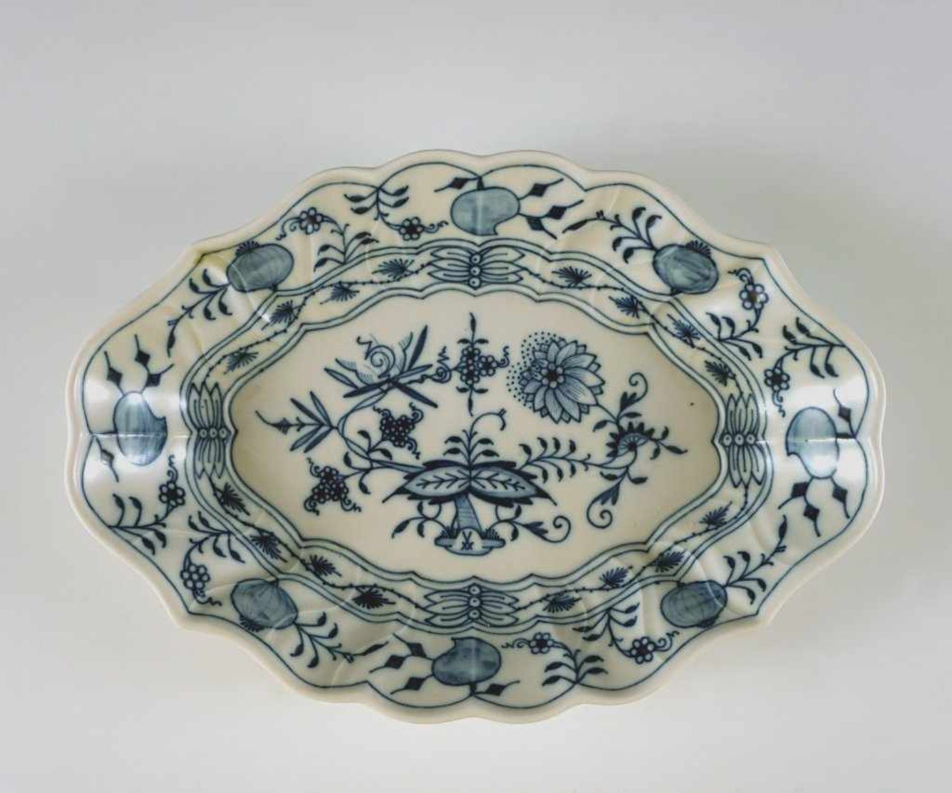 Ovale geschweifte Schale. Zwiebelmuster. Blaue Schwertermarke Meissen. L 26 cm