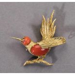 Vogelbrosche. Korallen und 18 ct. GG. 16,2 g. H 5 cm- - -27.00 % buyer's premium on the hammer