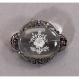 Ovale Brosche. Glas mit Intaglioschnitt: Rosenblüte. Silberfassung. 1950-er Jahre. L 4 cm- - -27.