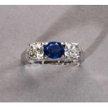 Feiner Saphir-/Brillantring. Ovaler blauer Saphir ca. 0,80 ct. Zwei Brillanten ca. 0,80 ct. Leicht