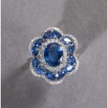 Saphir-/Brillantring in Blütenform. Mittelstein ovaler blauer Saphir, dazu Saphirtropfen, zus. ca. 4