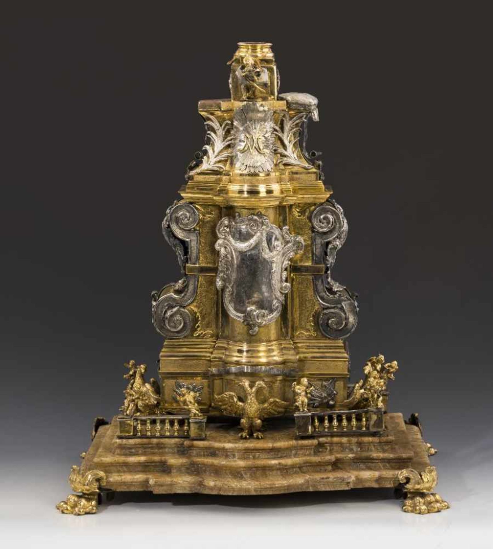 Modell eines Denkmales der Habsburger Monarchie. Auf vier Tatzenfüßen getreppte Marmorplatte, darauf - Bild 2 aus 4