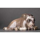 Liegendes Wisent. Figurine mit Unterglasurbemalung. Royal Copenhagen 1897 - 1922. Blaue