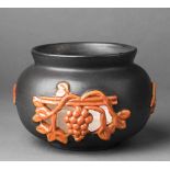 Schale. Keramik mit Zierdurchbruch und Traubenrelief in Orange auf schwarzem Fond. Wohl Wien, 1930-