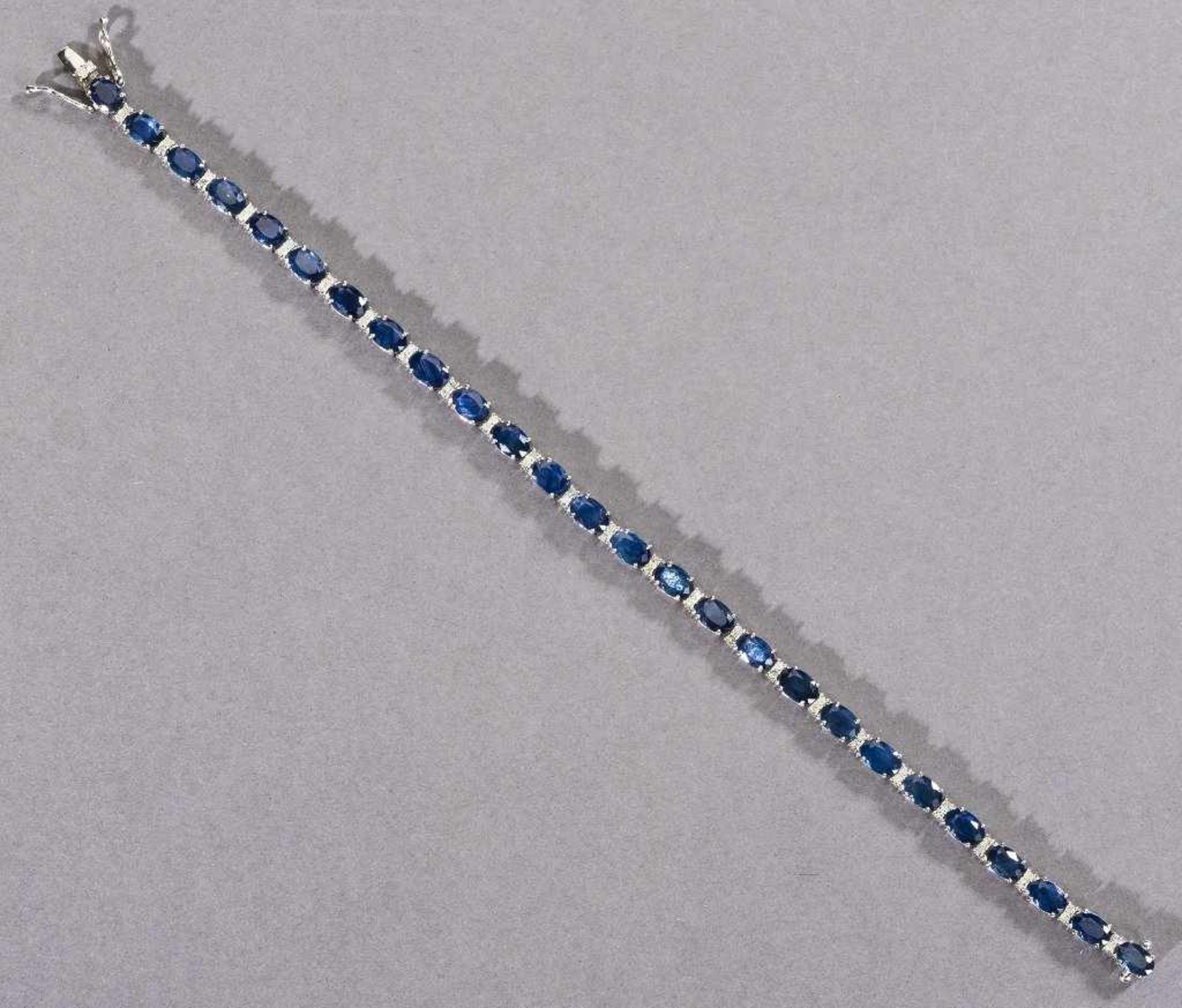 Saphir-/Brillantarmband. Blaue, ovale facettierte Saphire ca. 5,20 ct. Brillanten ca. 1 ct. Weiß (