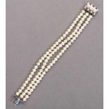 Dreireihiges Perlenarmband. Akoya-Zuchtperlen, Ø 6 mm. Schloss 14 ct. WG mit Rubinen und Perlen. L