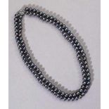 Zweireihige anthrazitfarbene Süßwasser-Perlenkette. Silberschloss. L 49,5 cm- - -27.00 % buyer's