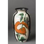 Art-Déco-Vase. Keramik mit Überlaufglasur in Orange, Grün, Schwarz und Beige. Goldscheider Wien,