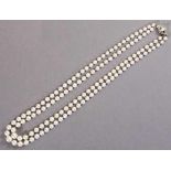 Zweireihige Akoya-Perlenkette in leichter Verlaufform, Perlen Ø 9 mm - 6 mm. Schloss 14 ct. WG mit