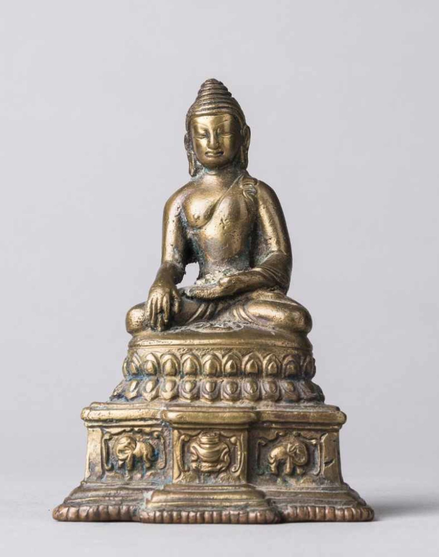 Sitzender Buddha auf doppeltem Lotossockel. Dhyana Asana. Bhumisparsa Mudra. Bronze. Nepal, 19.