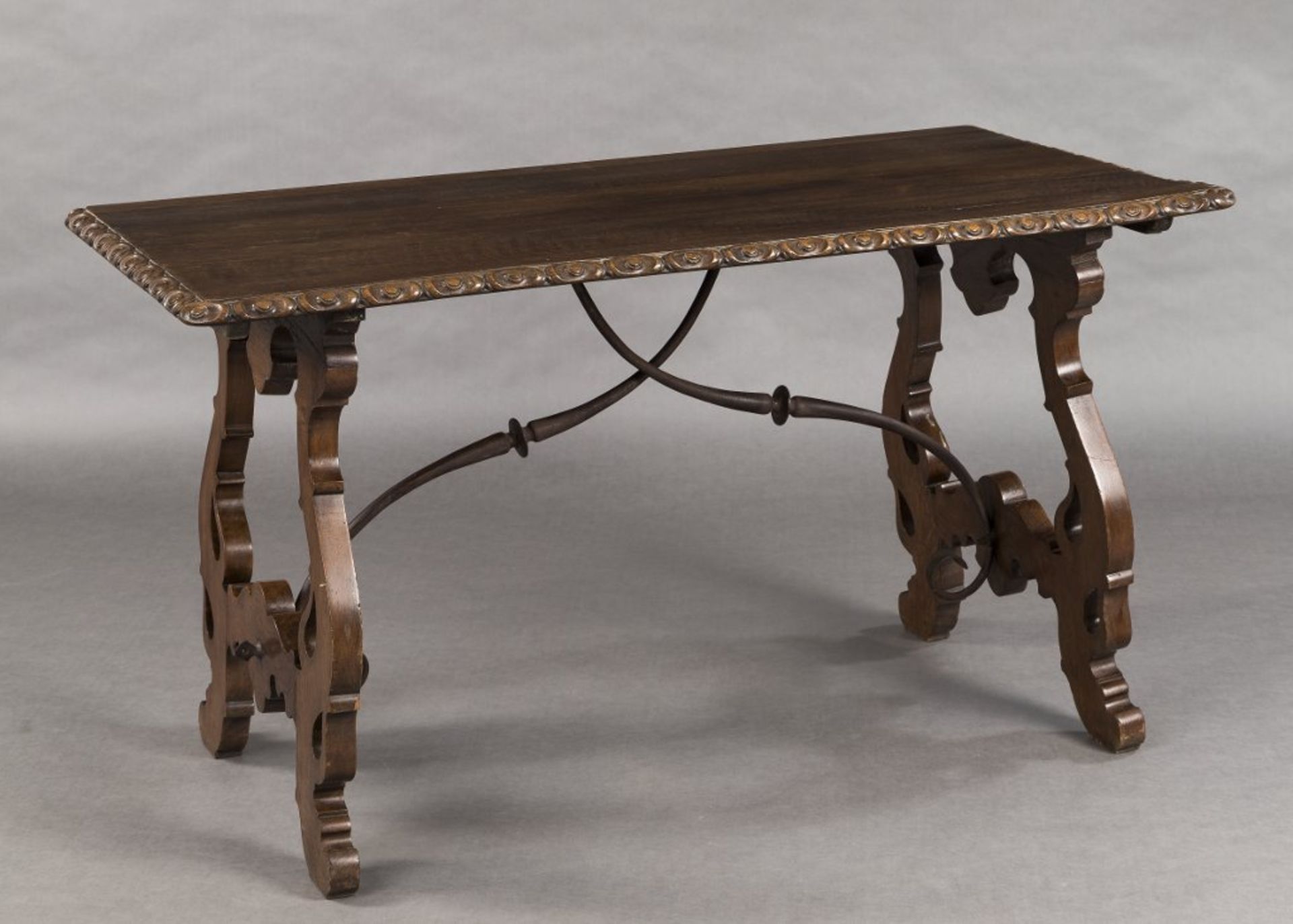 Tisch im spanischen Barockstil. Wangenfüße mit Metallverstrebung. Eiche. 19. Jh. 77 x 139 x 74 cm.