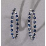 Paar Saphir-/Diamantkreolen. Außen und in der Rundung mit blauen Saphiren und kleinen Diamanten