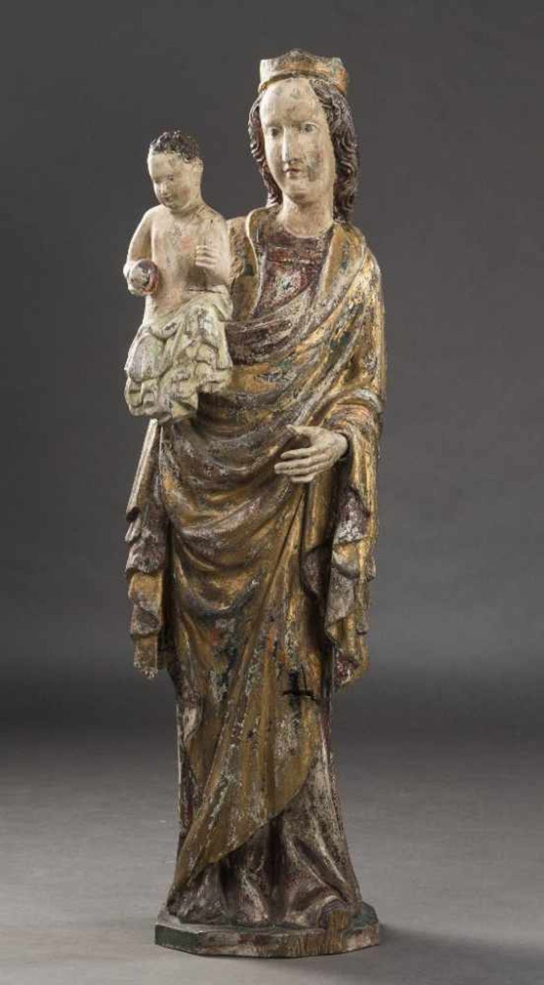 Madonna mit Kind im gotischen Stil. Holz, polychrom gefasst und vergoldet. 20. Jh. H 110 cm- - -27.