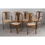Satz von sechs Stühlen, davon zwei mit Armlehnen. Nussbaum. Um 1920. H 100 (45) cm. Provenienz Conde