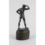 Hans Schäfer. 1875 Sternberg - 1933 Chicago. Bez. Stehender Akt eines Athleten. Bronze auf ovaler