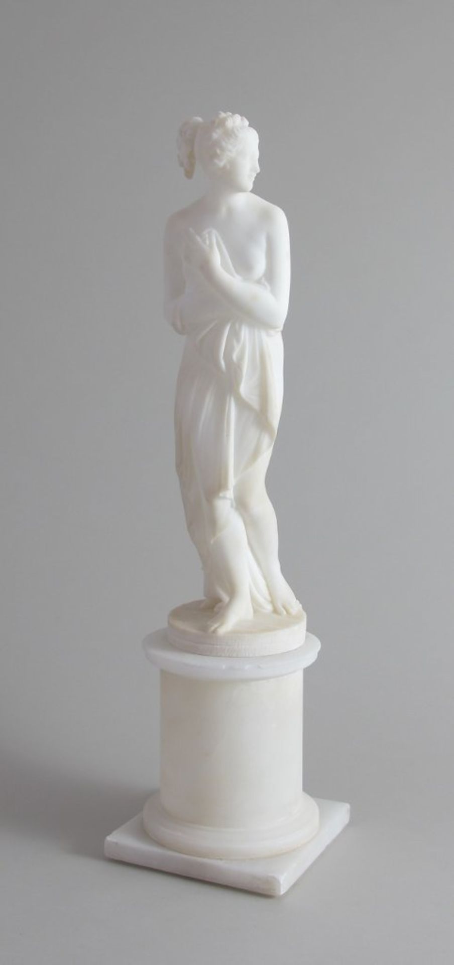 Stehender weiblicher Akt nach antikem Vorbild. Alabasterfigur auf Plinthensockel. Italien, 19. Jh. H