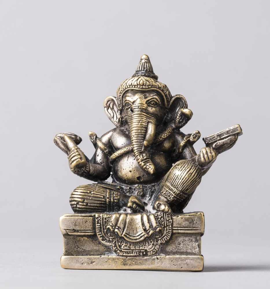 Sitzender vierarmiger Ganesha. Gelbguss. Südostasien. H 7 cm- - -27.00 % buyer's premium on the