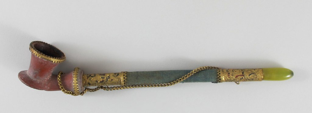 Tonpfeife mit reicher Metallverzierung und Glasmundstück. Osmanisches Reich, 19. Jh. L 24 cm- - -
