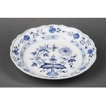 Runde Zwiebelmusterschale. Blaue Schwertermarke Meissen, 20. Jh. Ø 32 cm- - -27.00 % buyer's premium