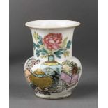 Kleine Balustervase mit polychromer Emailbemalung: Stilleben mit Chrysanthemen und Blüten. China, um