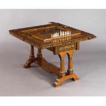 Spieltisch. Klapp-/drehbare Platte mit Schachbrett und Backgammon, Filzbelag. Schubfächer für