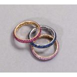 Drei Ringe als Pendants. Blaue Saphire, pinkfarbene Saphire und Rubine, insges. ca. 4,29 ct. Jew.