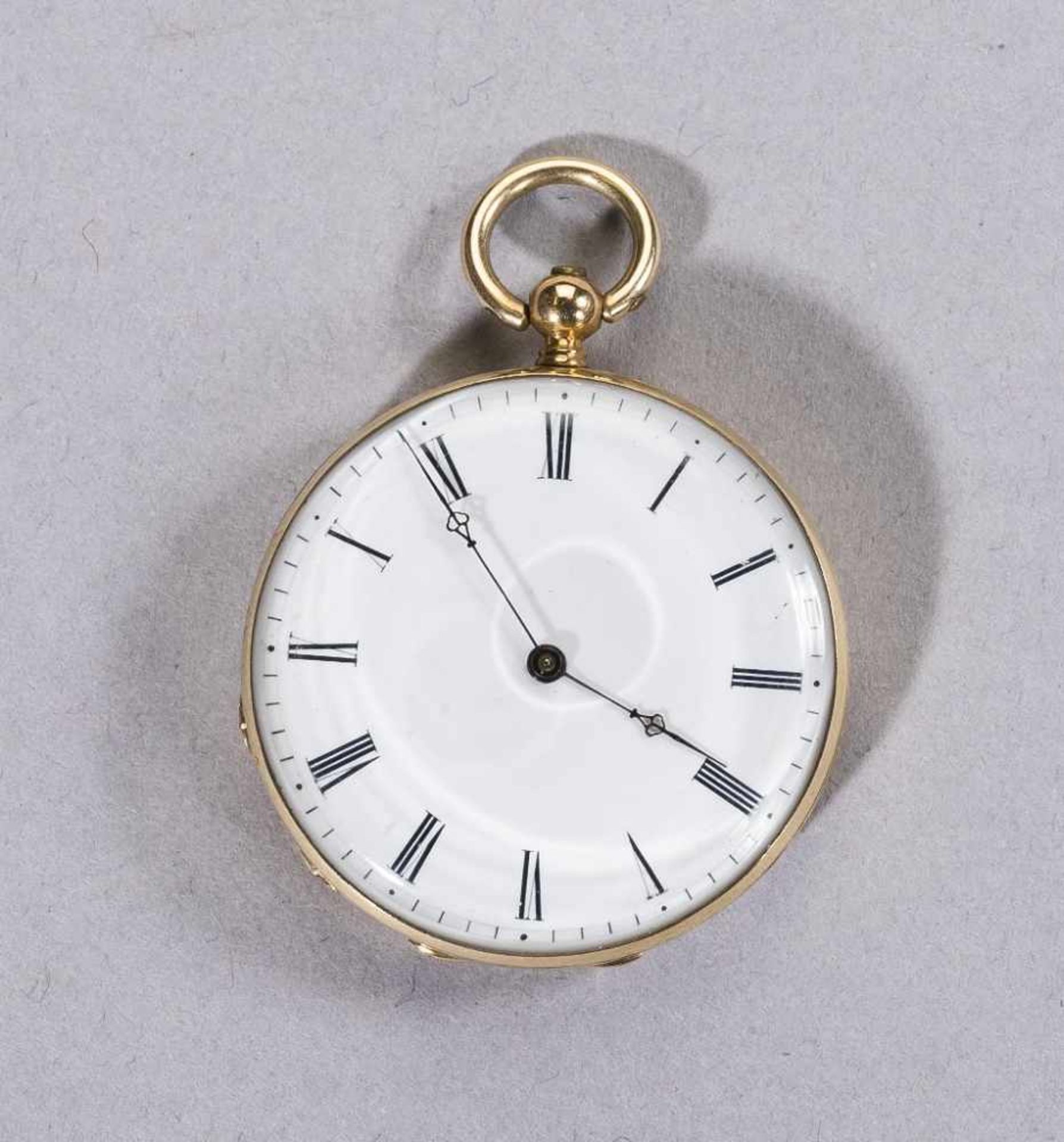 Kleine goldene Schlüsseltaschenuhr, 18 ct. Emailzifferblatt, rs. guillochiert und graviert.