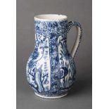 Henkelkrug. Keramik mit unterglasurblauer Bemalung. Delft, 17./18. Jh. H 24 cm- - -27.00 % buyer's