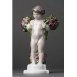 Kind mit Rosensträußen. Figurine mit Unterglasurbemalung. Modell Ferdinand Liebermann. Rosenthal