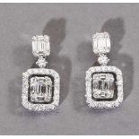 Paar Diamant-Pendeloques. Diamanttrapeze, Baguetten und Brillanten ca. 1,20. Fassung 18 ct. WG mit