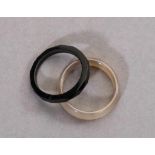 Zwei Ringe aus Achat bzw. Onyx. Ringgr. 56 und 54- - -27.00 % buyer's premium on the hammer priceVAT
