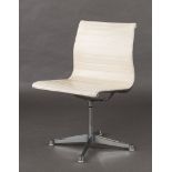 Aluminium Chair. Kunstlederbezug. Entwurf Charles Eames 1958. Vitra. H 85 (48) cm- - -27.00 %