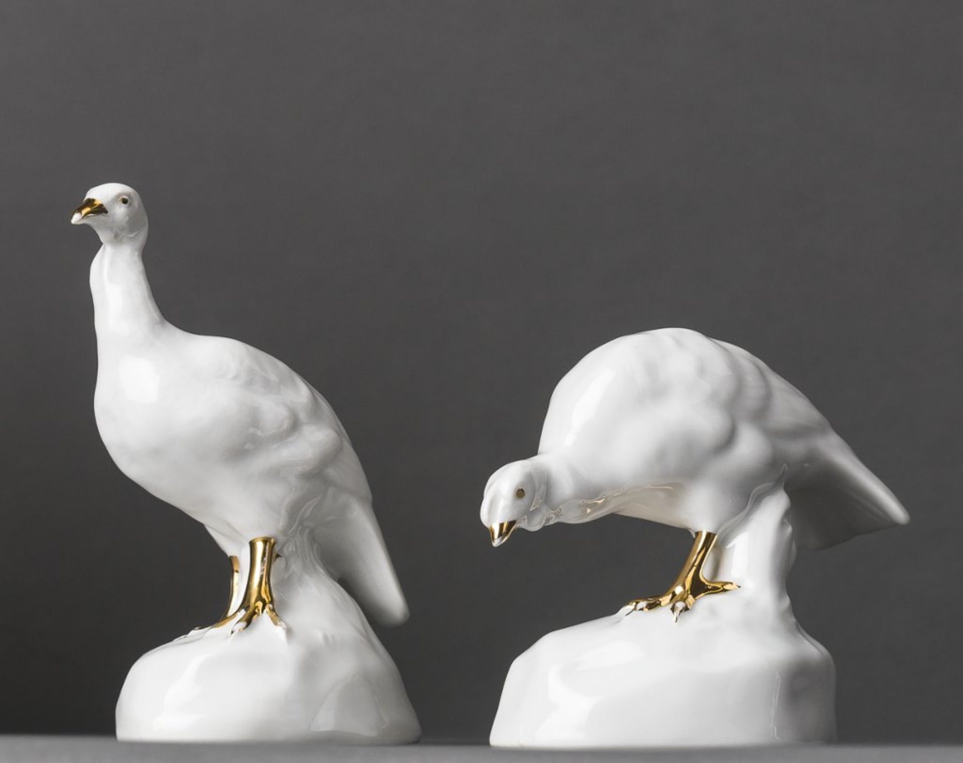 Putenpaar als Pendantfiguren. Weiß mit Goldstaffage. Zsolnay Pecs, 20. Jh. H 13,5 cm und 10,5