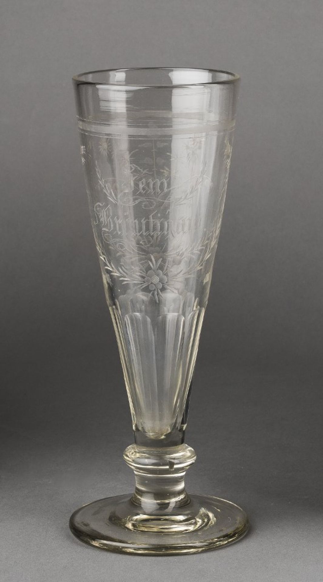 Großes Kelchglas "Dem Bräutigam". Farbloses Glas mit Ziergravur. Ende 19. Jh. H 23,5 cm- - -27.