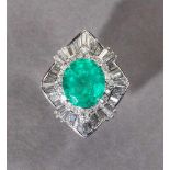 Prachtvoller Smaragd-/Brillantring. Großer, oval facettierter Smaragd ca. 5,95 ct. Brillanten und