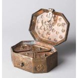 Oktagonale Schminkdose mit Inneneinteilung. Kupfer. Indien, um 1900. L 15,5 cm- - -27.00 % buyer's