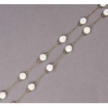 Lange Perlenkette. Flache Süßwasserperlen in Vermeilfassung. L 94 cm- - -27.00 % buyer's premium