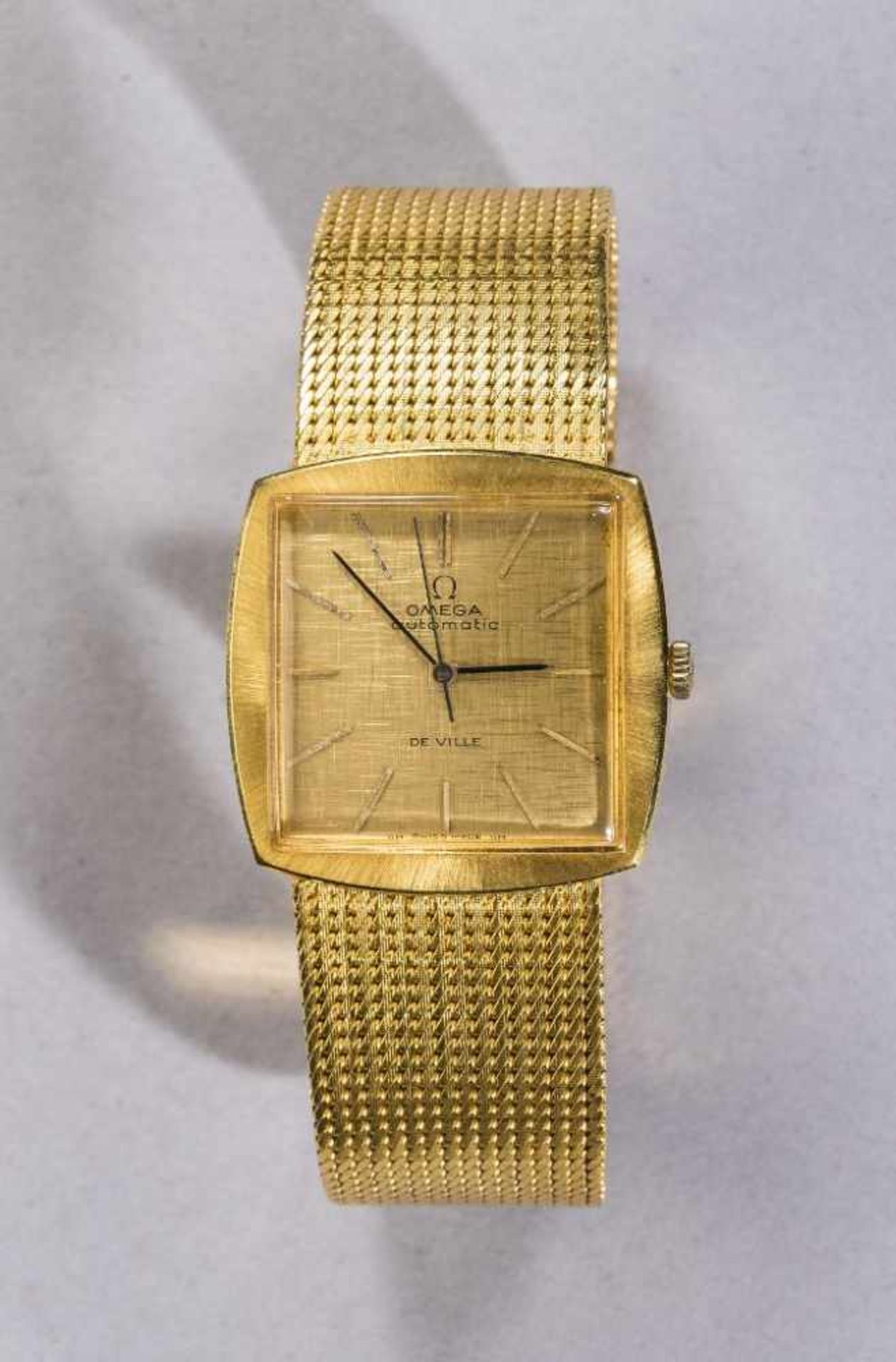 Goldene Omega-Herrenarmbanduhr, 18 ct. Modell "De Ville". Goldzifferblatt. Stahlzeiger,