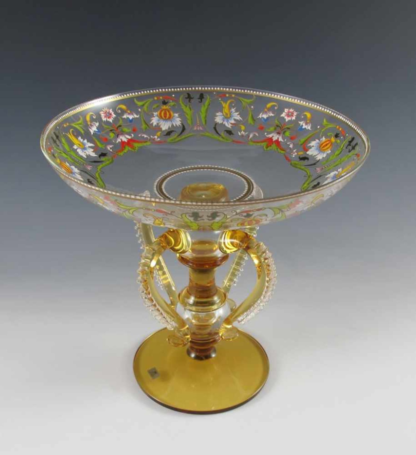 Große Tazza im Historismus. Farbloses und lindgrünes Glas mit prachtvoller polychromer