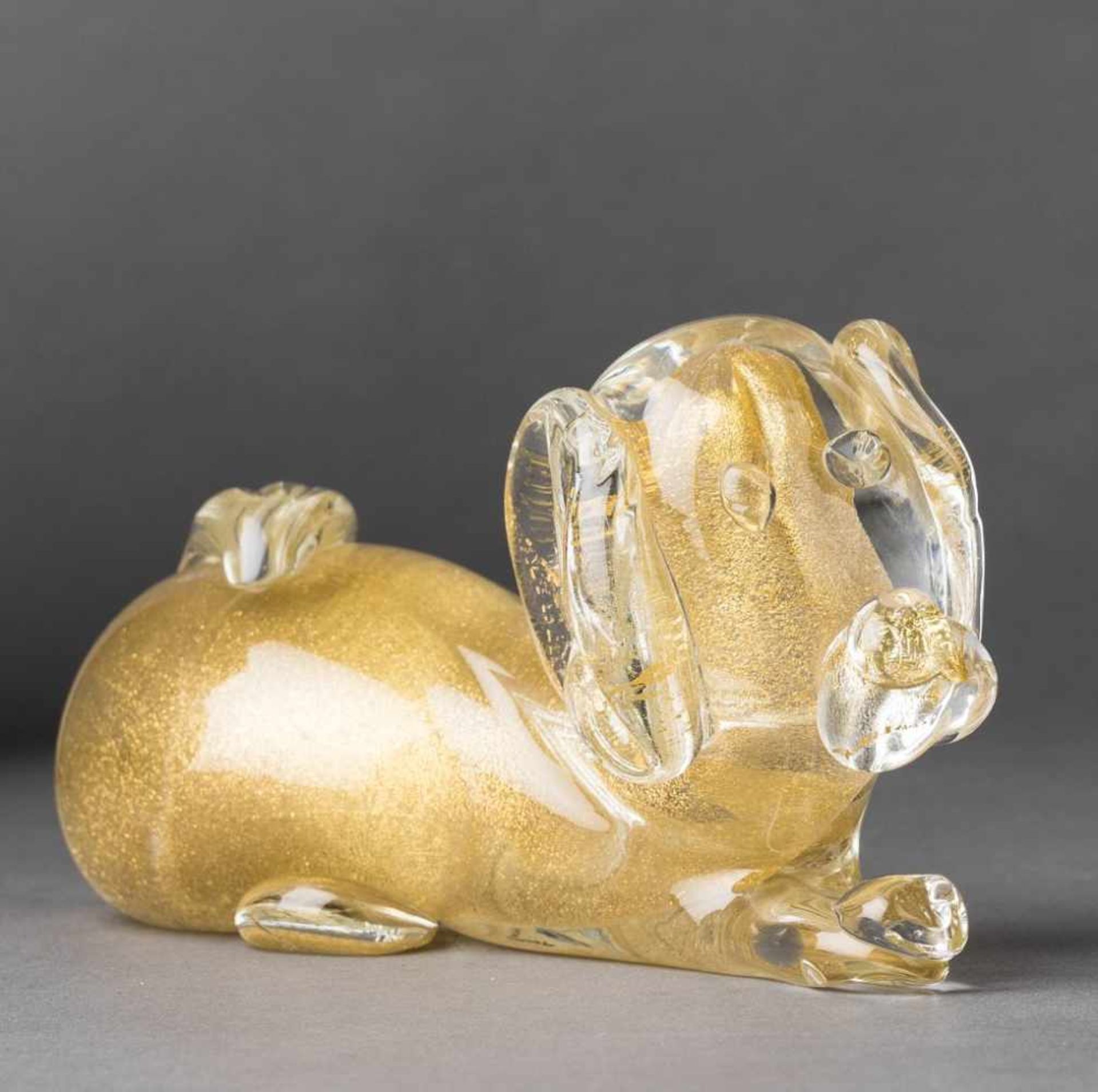Hundefigur. Farbloses Glas mit Goldstaub. Murano. L 16 cm- - -27.00 % buyer's premium on the