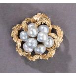 Perlenbrosche. Neun barocke graue Perlen in 14 ct. GG-Fassung. L 4 cm- - -27.00 % buyer's premium on