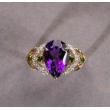 Amethystring. Tropfenförmig geschliffener Amethyst und Diopside. Brillanten ca. 0,16 ct. Fassung