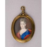 Portrait einer vornehmen Dame mit blauem Kleid und rotem Umhang. Auf Elfenbein. Um 1700. Oval, 5,3 x